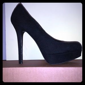 👠 Black Faux Suede Pumps